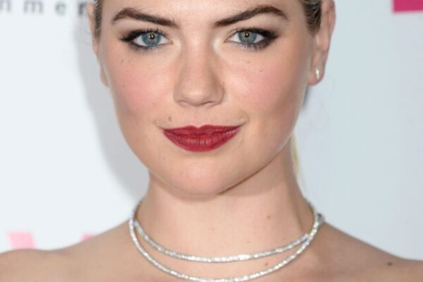 kate-upton-the-layover-premiere-in-los-angeles-15